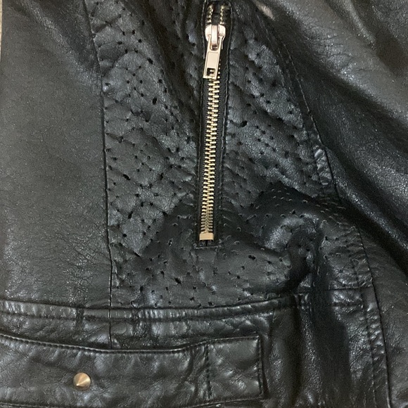 Ci Sono by Cavalini Faux Leather Vest - Picture 7 of 9